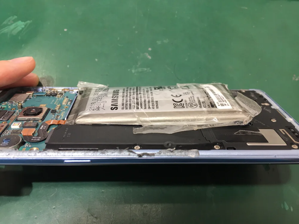 Galaxy A25 背面パネル修理 — 修理の様子