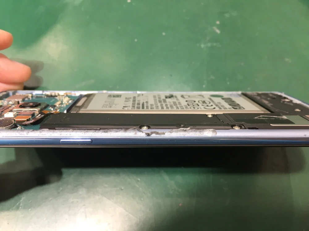 Galaxy A51 5G(日本版) 背面パネル修理 — 修理の様子