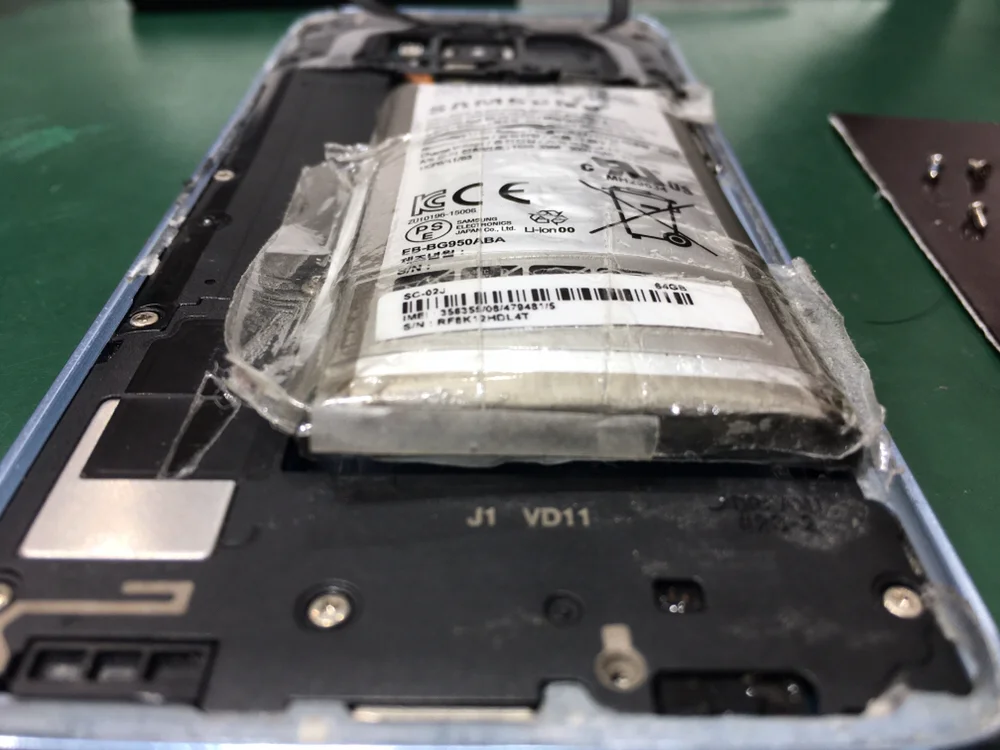 Galaxy S20 Ultra 5G 背面パネル修理 — 修理の様子