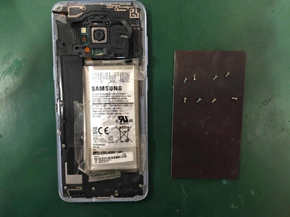 Galaxy S6 背面パネル修理 — 修理の様子
