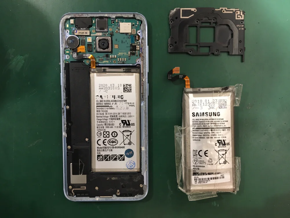 Galaxy A54 5G(日本版) 背面パネル修理 — 修理の様子