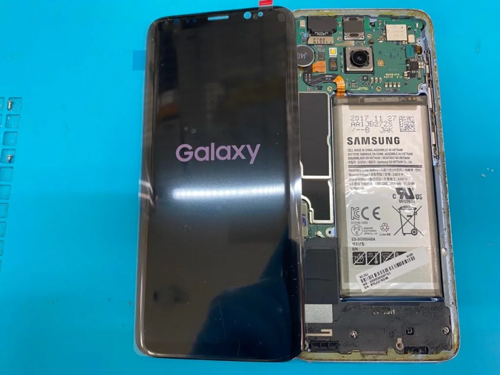 Galaxy S5 バックパネル修理 大阪市中央区 背面パネル修理 — 修理の様子