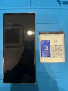 Galaxy Z Fold2 5G バッテリー交換 — 修理の様子