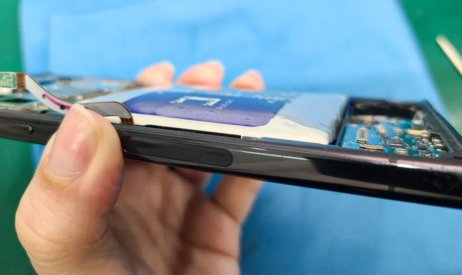 Galaxy Note4 バッテリー交換 — 修理の様子