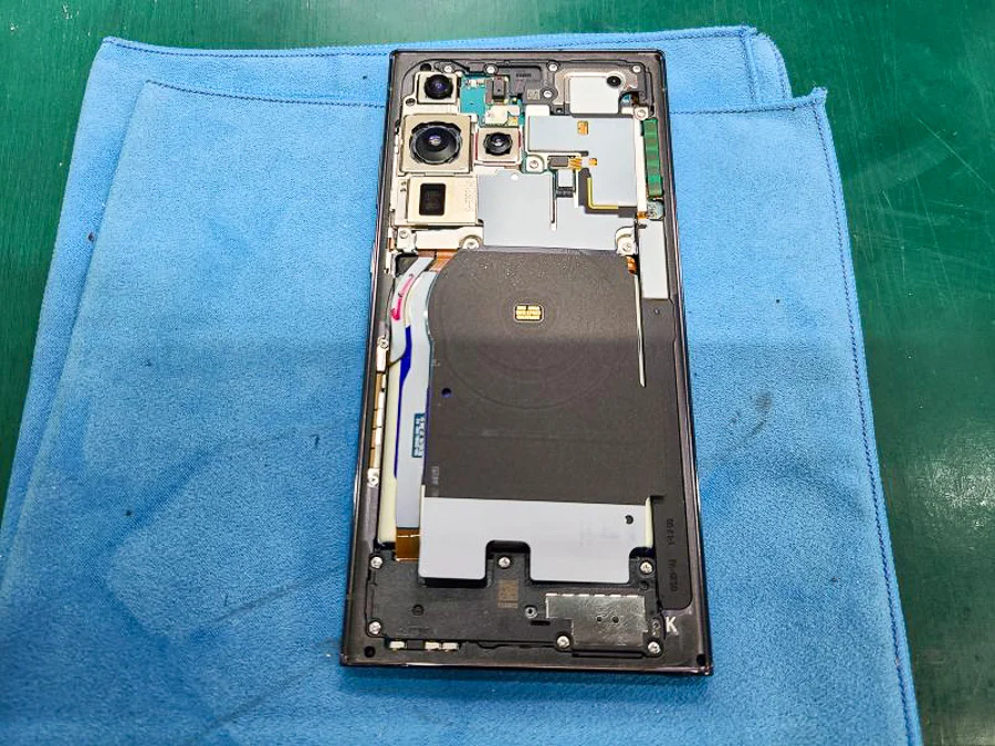 Galaxy S23 FE バッテリー交換 — 修理の様子