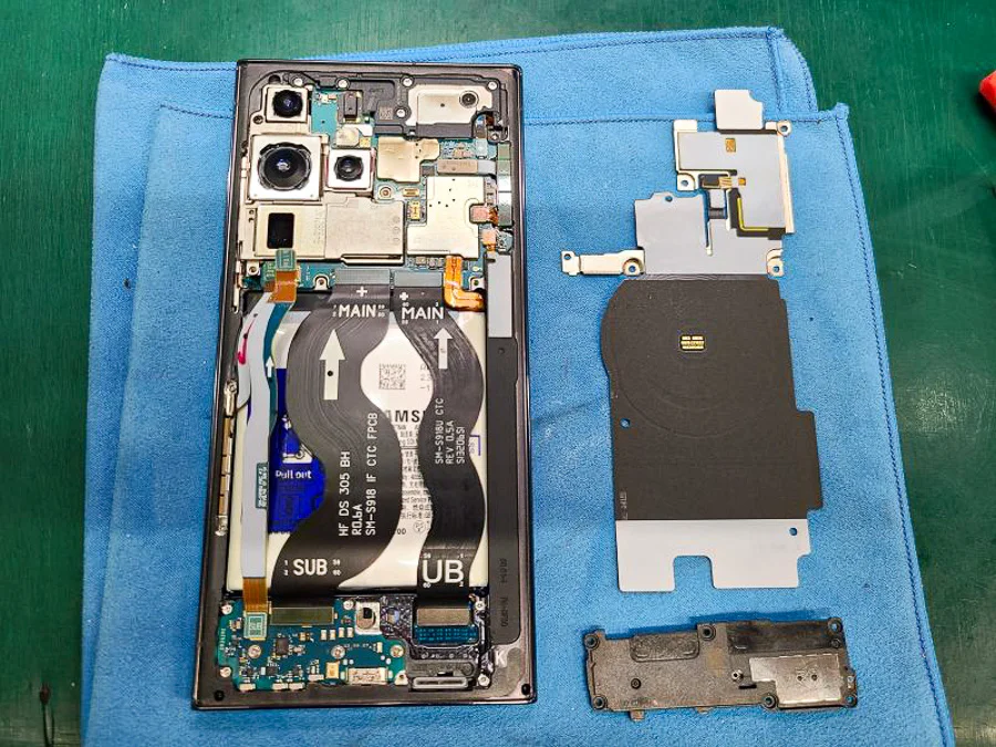 Galaxy S22 バッテリー交換 — 修理の様子