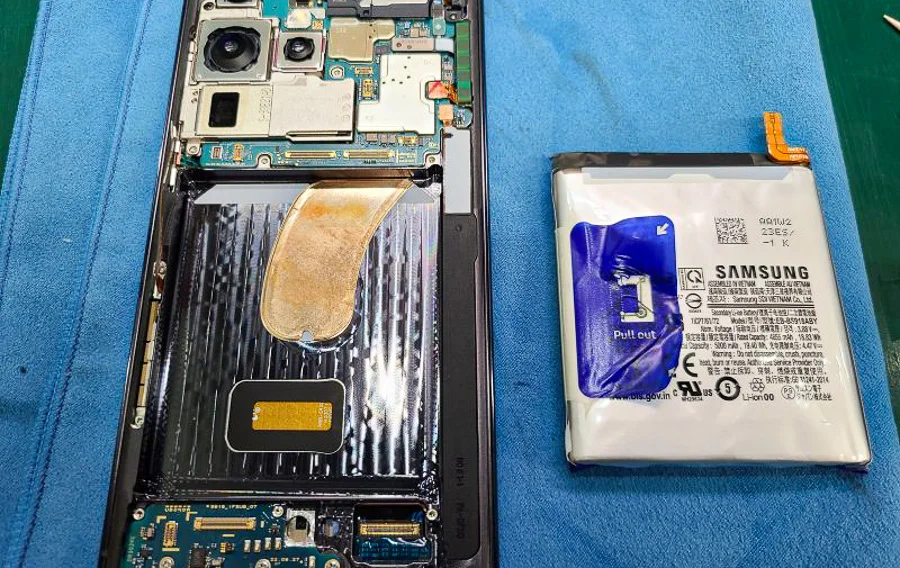 Galaxy A55 5G(日本版) バッテリー交換 — 修理の様子