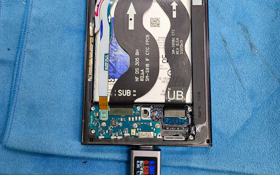 Galaxy S20+ 5G バッテリー交換 — 修理の様子