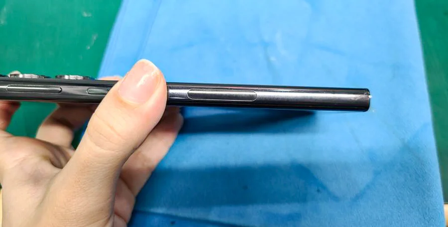 Galaxy S21+ 5G バッテリー交換 — 修理の様子