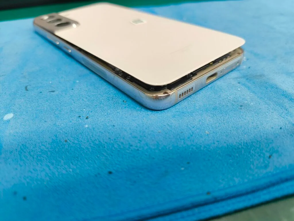 Galaxy A52 5G(日本版) バッテリー交換 — 修理の様子