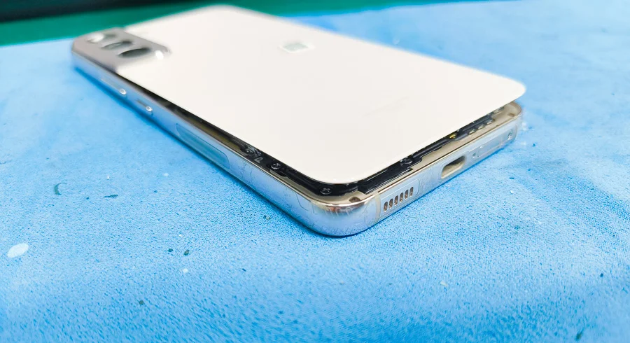 Galaxy A7 2017 バッテリー交換 — 修理の様子