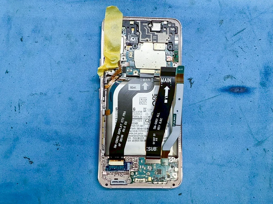 Galaxy Z Flip3 バッテリー交換 — 修理の様子