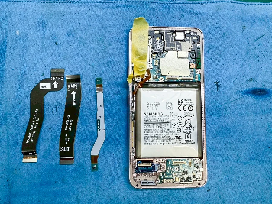 Galaxy Z Flip4 バッテリー交換 — 修理の様子