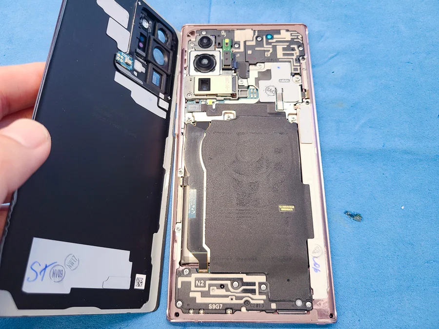 Galaxy S24 バッテリー交換 — 修理の様子