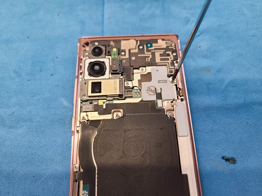 Galaxy Feel バッテリー交換 — 修理の様子