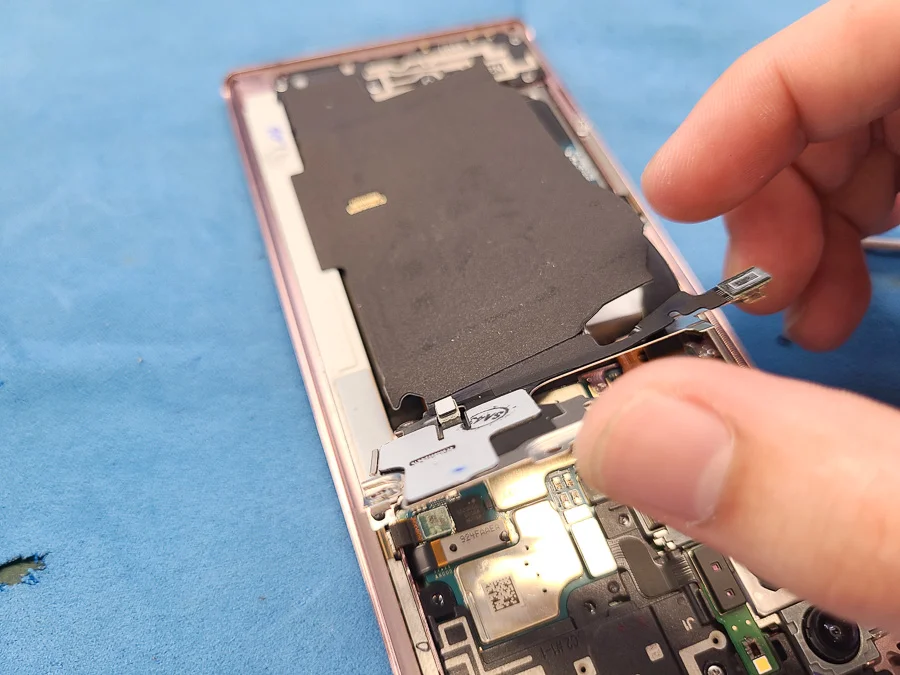 Galaxy S21 5G バッテリー交換 — 修理の様子