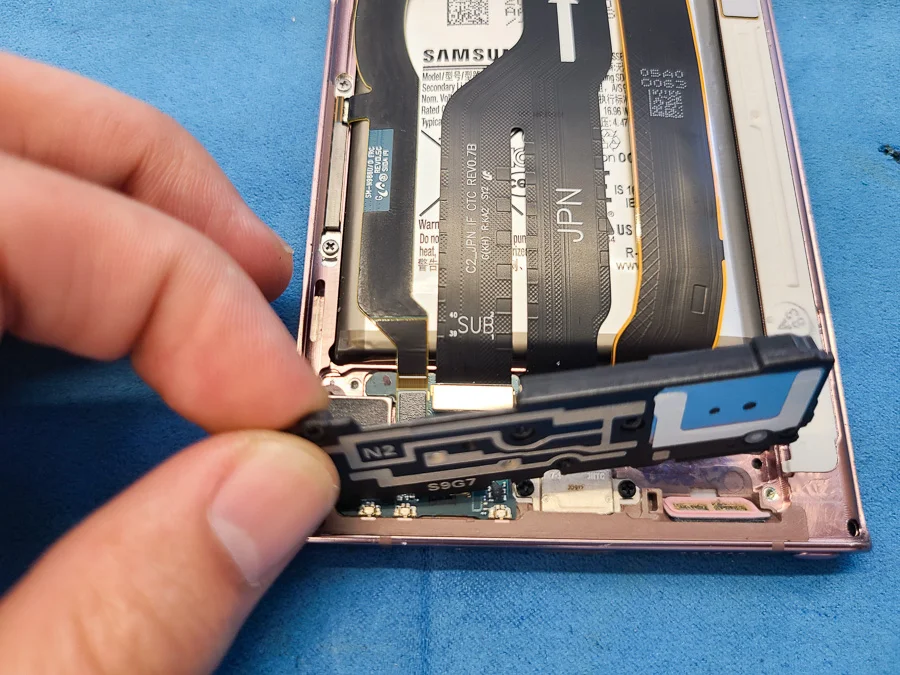 Galaxy A25 バッテリー交換 — 修理の様子