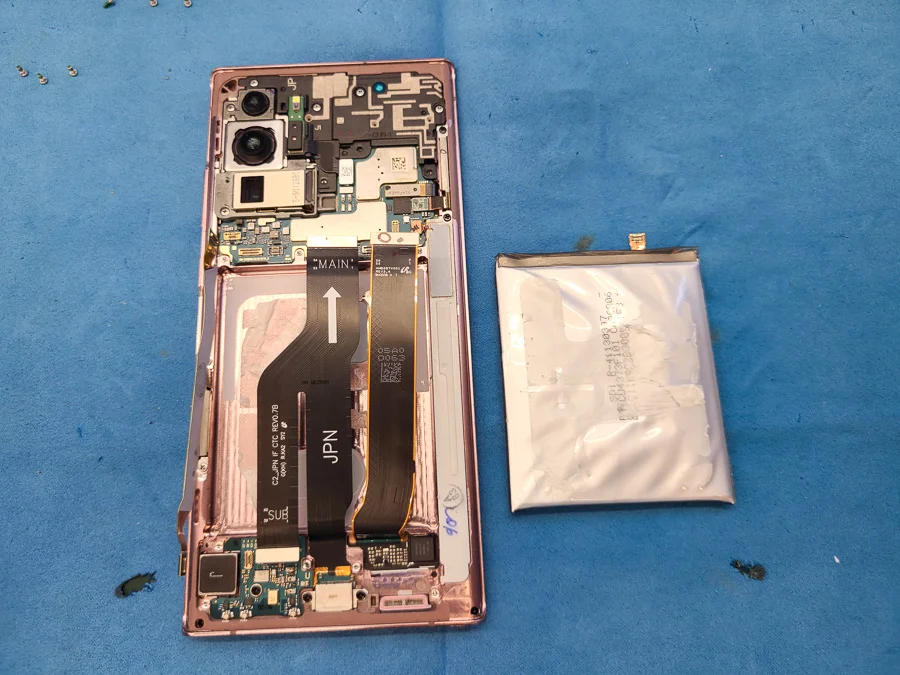 Galaxy S10 バッテリー交換 — 修理の様子