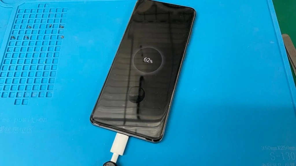 Galaxy S20 5G バッテリー交換 — 修理の様子