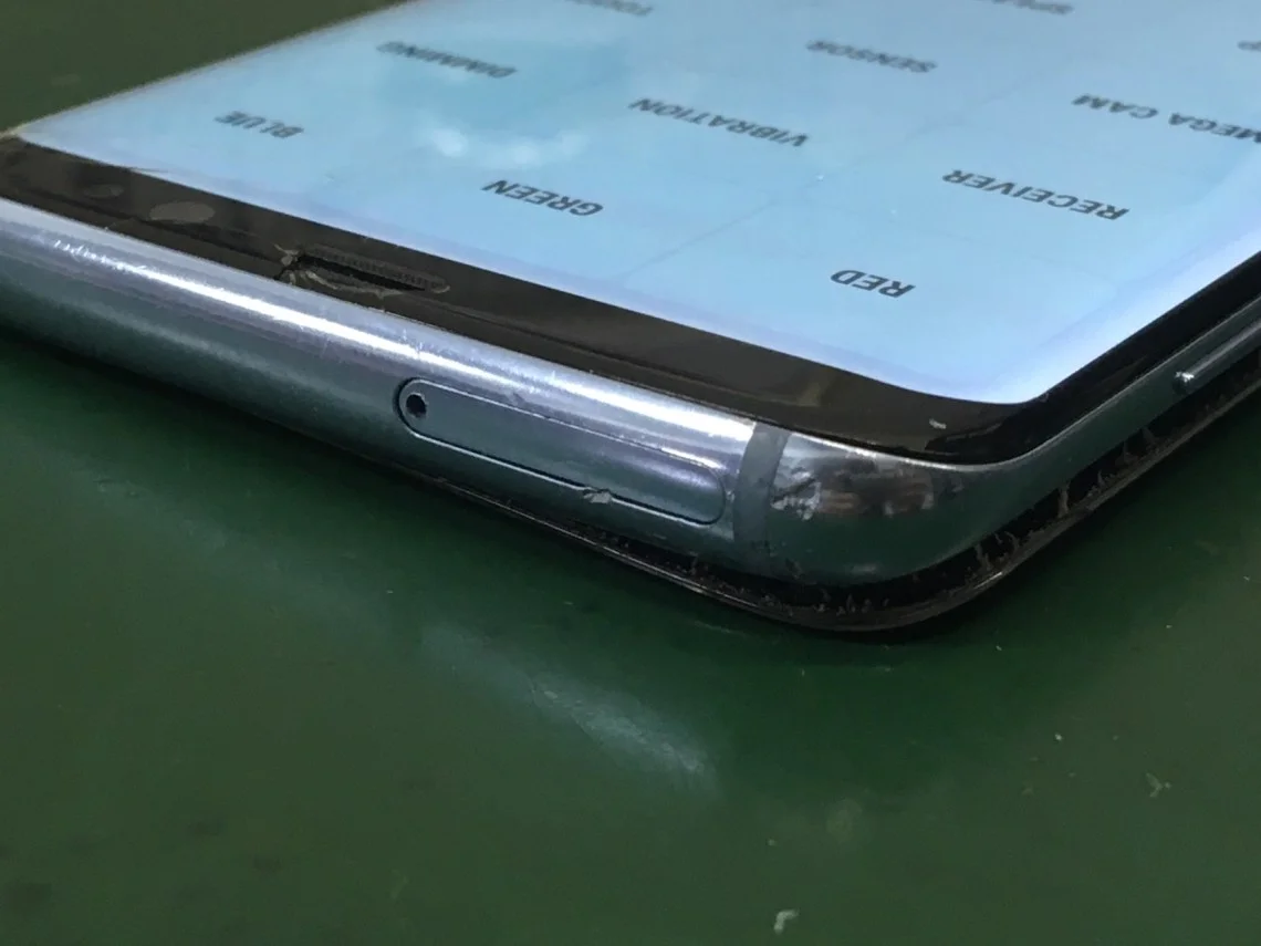 Galaxy Z Fold3 5G バッテリー交換 — 修理の様子