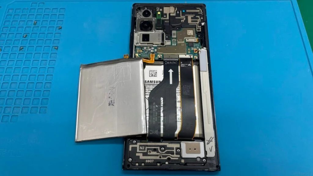 Galaxy S5 バッテリー交換 — 修理の様子