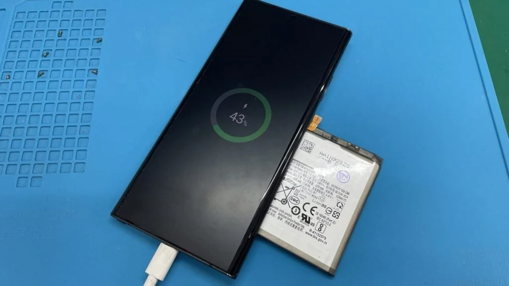 Galaxy Z Fold4 バッテリー交換 — 修理の様子