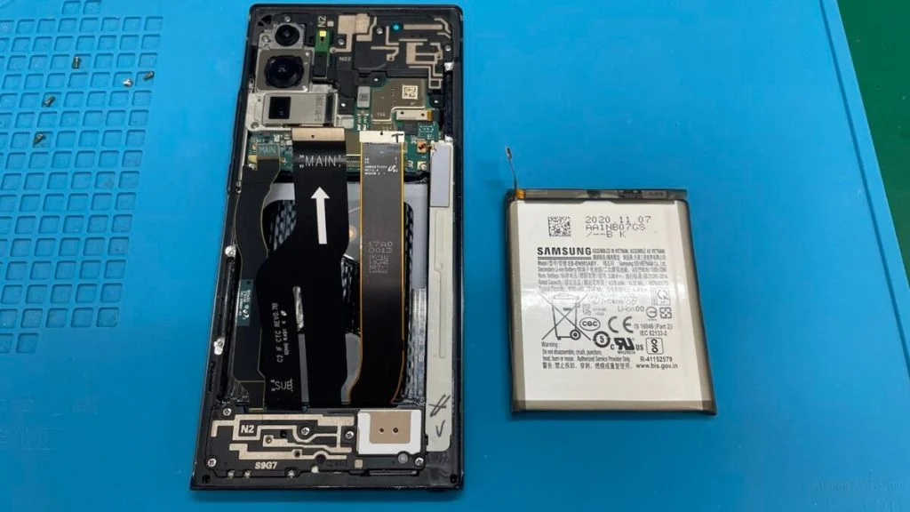 Galaxy A32 5G(日本版) バッテリー交換 — 修理の様子