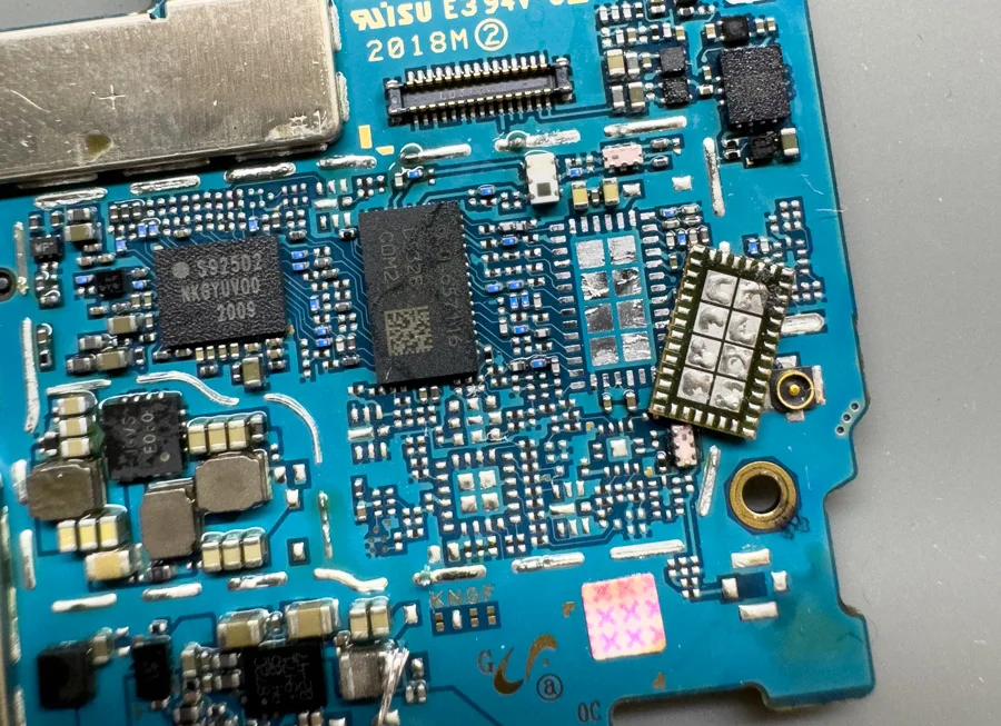 Galaxy S20 5G 基板修理 — 修理の様子