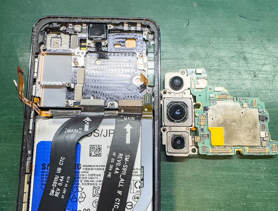 Galaxy S23 基板修理 — 修理の様子