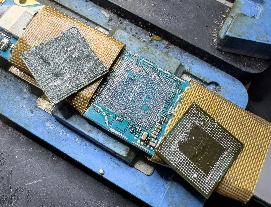 Galaxy A30(日本版) WiFi修理 — 修理の様子