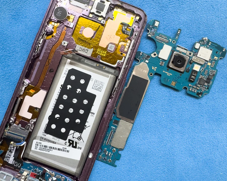 Galaxy S23 Ultra 起動不良修理 — 修理の様子