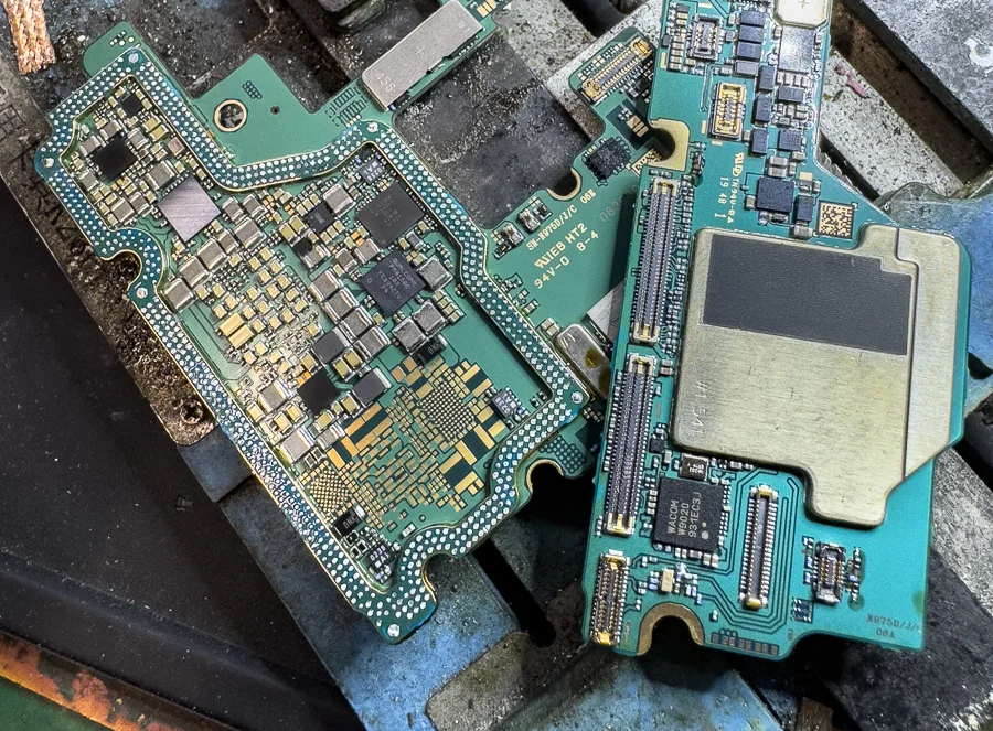 Galaxy Z Fold2 5G 基板修理 — 修理の様子