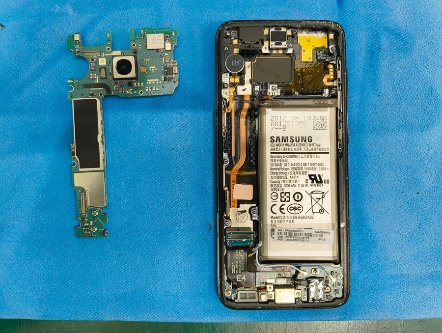Galaxy S8 通信修理 — 修理の様子
