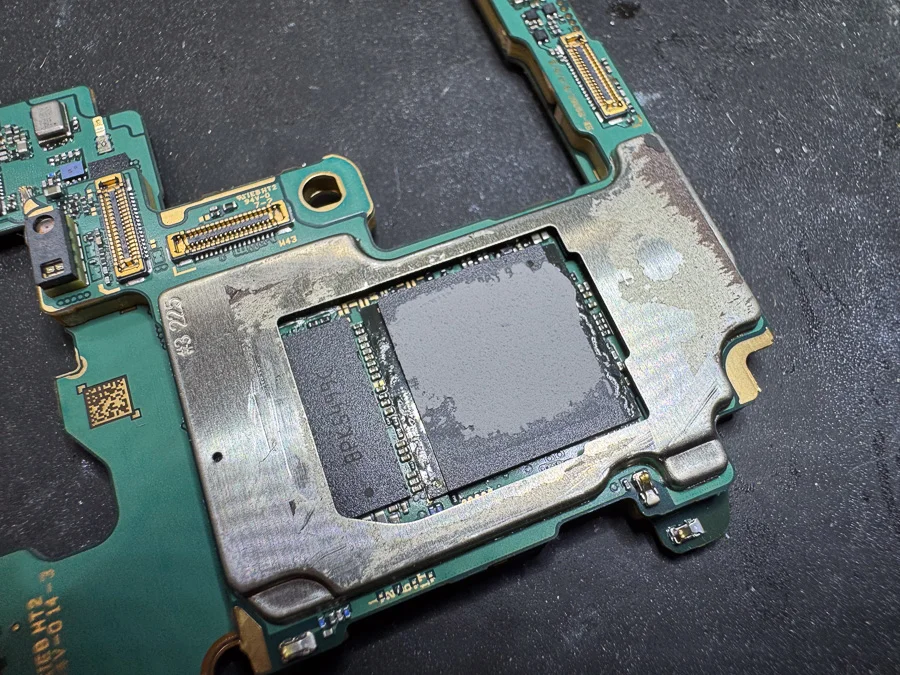 Galaxy S21 Ultra 5G 基板修理 — 修理の様子