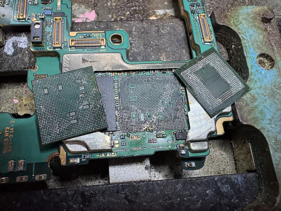 Galaxy Z Fold2 5G 起動不良修理 — 修理の様子