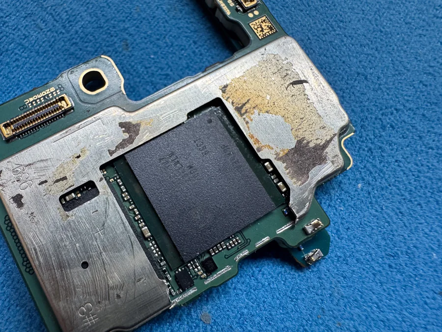 Galaxy A51 5G(日本版) 基板修理 — 修理の様子