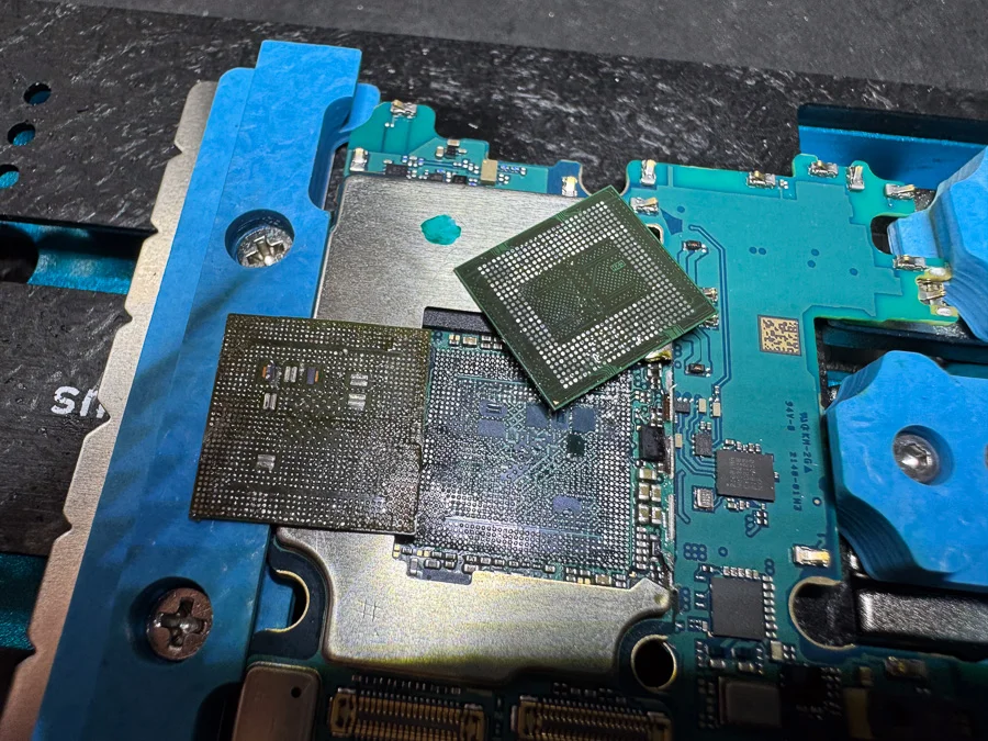 Galaxy S22 Ultra 基板修理 — 修理の様子