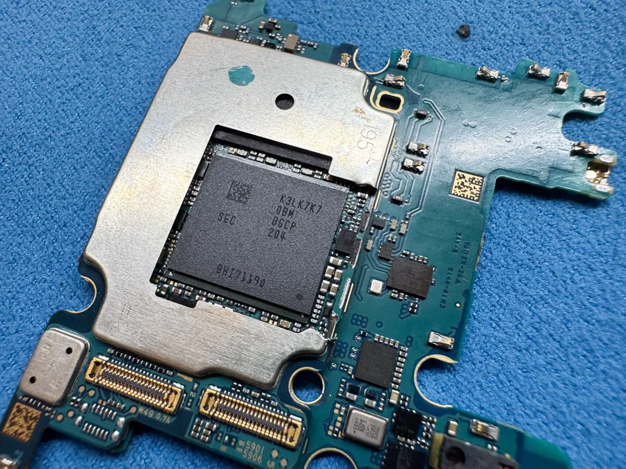 Galaxy A20(日本版) 起動不良修理 — 修理の様子