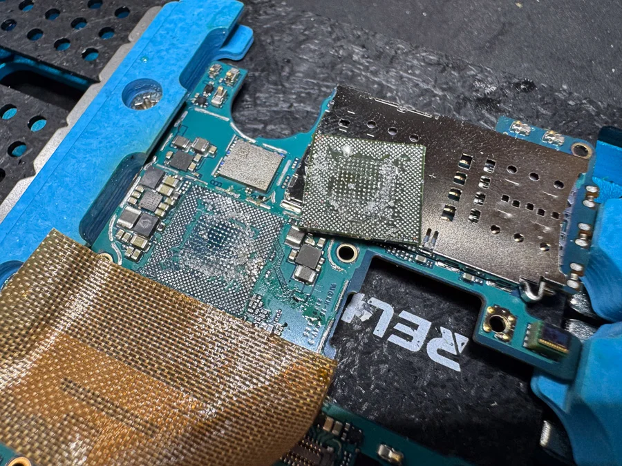 Galaxy A54 5G(日本版) 通信修理 — 修理の様子