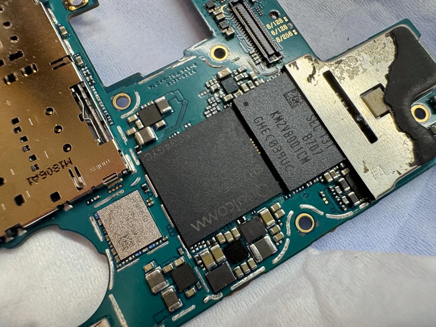 Galaxy A20(日本版) データ復旧 — 修理の様子