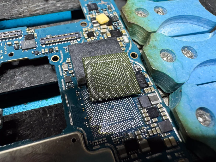 Galaxy S8+ データ復旧 — 修理の様子