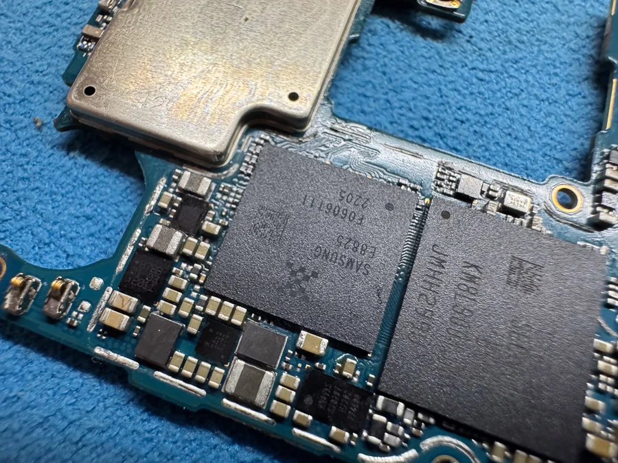 Galaxy S22 Ultra データ復旧 — 修理の様子