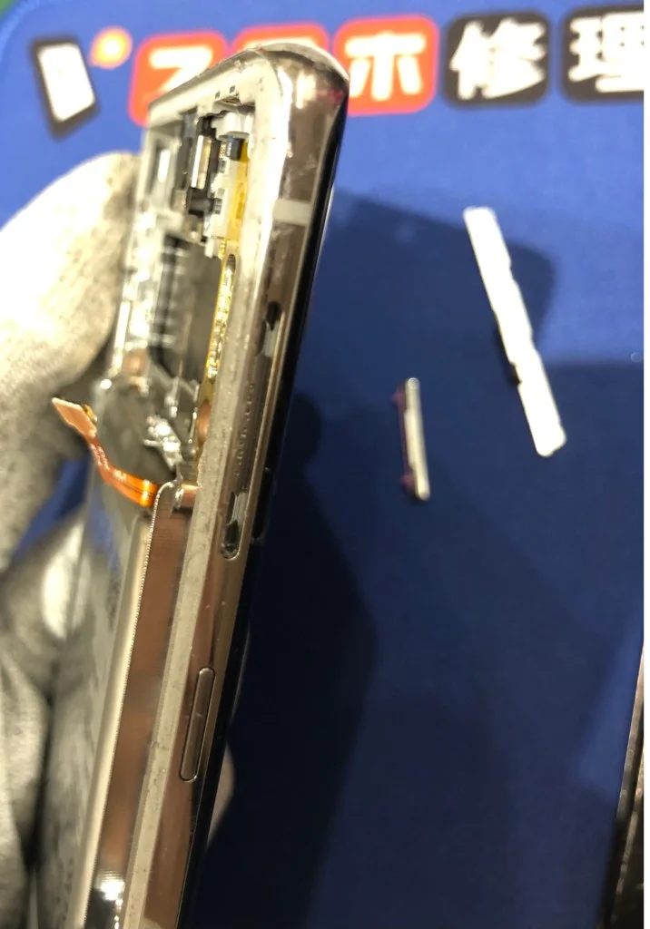 Galaxy Feel ボタン修理 — 修理の様子