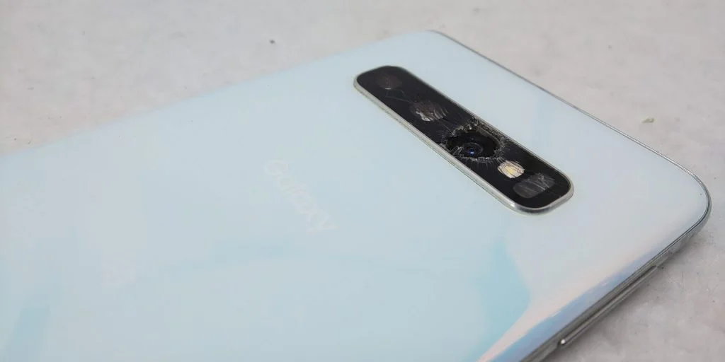 Galaxy Z Fold3 5G カメラ修理 — 修理の様子