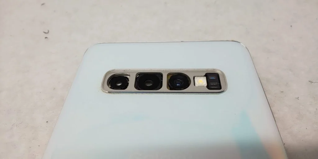 Galaxy S10+ カメラ修理 — 修理の様子