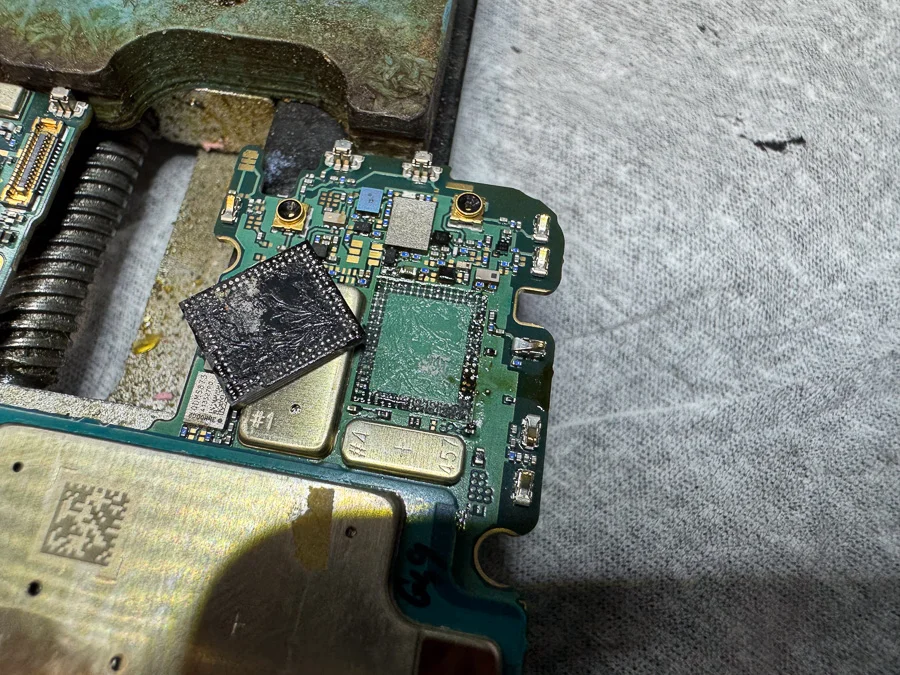 Galaxy A20(日本版) 充電口修理 — 修理の様子