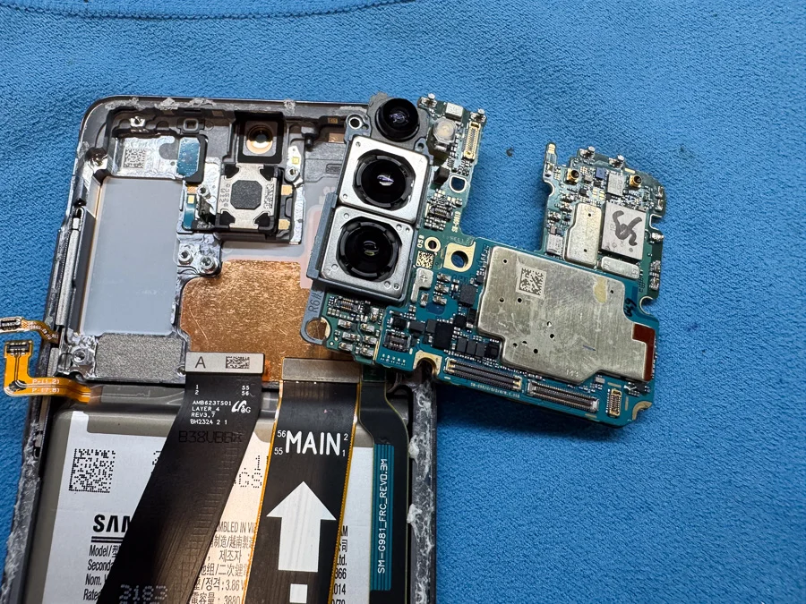 Galaxy A50 充電口修理 — 修理の様子