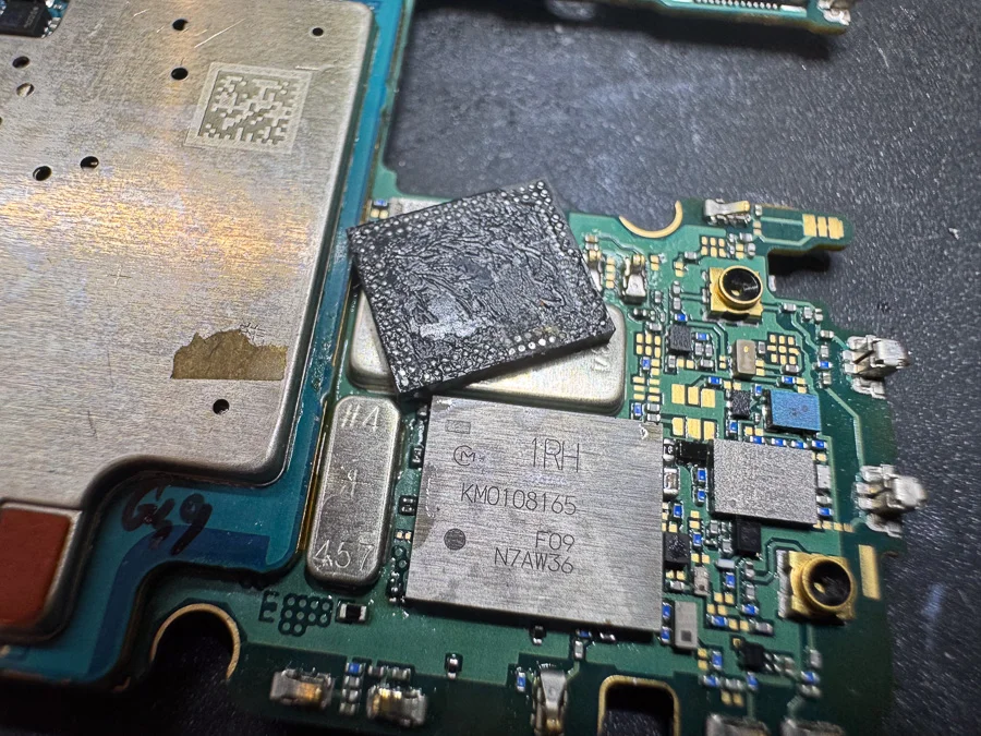 Galaxy A25 NFC修理 — 修理の様子