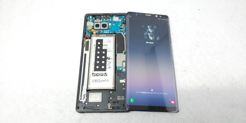 Galaxy Z Flip3 折りたたみ 画面割れ修理 — 修理の様子