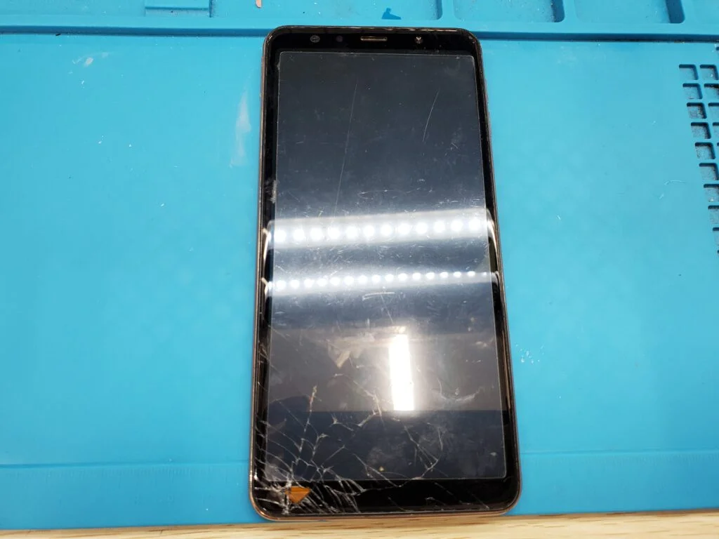 Galaxy A20(日本版) 画面割れ修理 — 修理の様子